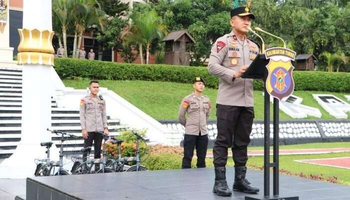 Wakapolda Kalimantan Timur, Brigjen Pol Dr. H. M. Sabilul Alif, S.H., S.I.K., M.Si., memimpin apel pagi di Lapangan Apel Mapolda Kaltim pada Senin (25/11/2024).  Foto: HO/Humas Polda Kaltim