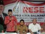 Wakil Ketua DPRD Kota Balikpapan, Budiono saat Reses di lingkungan RT 56 Perumahan Pondok Lestari, Sepinggan Raya, Balikpapan Selatan, pada hari Senin (11/11/2024) malam. Foto: BorneoFlash/Niken Sulastri