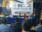 Wakil Ketua Dewan Perwakilan Rakyat Daerah (DPRD) Kota Balikpapan, Yono Suherman menggelar reses masa sidang I tahun 2024, di Perumahan Puri Ratu Kencana, Kecamatan Balikpapan Selatan, pada hari Selasa (12/11/2024) malam. Foto: BorneoFlash/Niken Sulastri