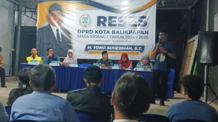 Wakil Ketua Dewan Perwakilan Rakyat Daerah (DPRD) Kota Balikpapan, Yono Suherman menggelar reses masa sidang I tahun 2024, di Perumahan Puri Ratu Kencana, Kecamatan Balikpapan Selatan, pada hari Selasa (12/11/2024) malam. Foto: BorneoFlash/Niken Sulastri