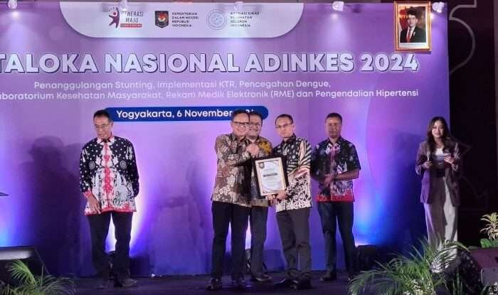 Wakil Menteri Dalam Negeri Republik Indonesia, dr Bima Arya Sugiarto saat menyerahkan penghargaan Implementasi Kawasan Tanpa Rokok kepada Pjs Wali Kota Balikpapan Ahmad Muzakkir, S.T.,M.Si, di Hotel Sahid Yogyakarta, pada hari Selasa (5/11/2024). Foto: BorneoFlash/Niken Sulastri