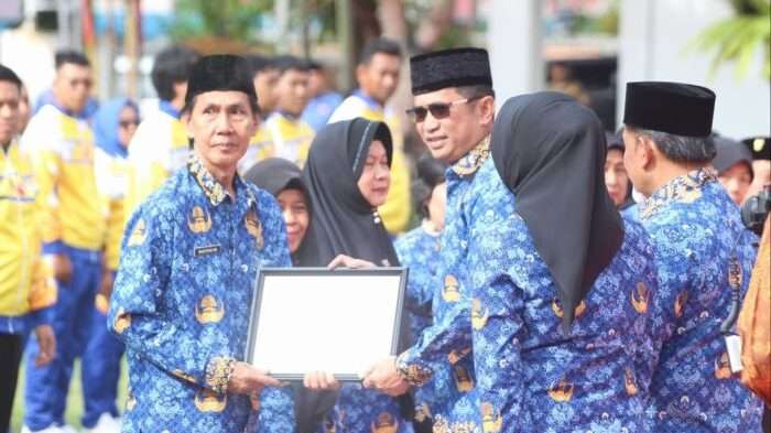 Wali Kota Balikpapan Rahmad Mas’ud Menyerahkan Tali Asih kepada ASN yang memasuki purna tugas, pada peringatan HUT ke-53 KORPRI, berlangsung di halaman Balai Kota Balikpapan, Jumat (29/11/2024). Foto: BorneoFlash/Niken Sulastri