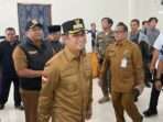 Wali kota Balikpapan Rahmad Mas'ud bersama Forkopimda, Ketua KPU, Bawaslu melakukan peninjauan TPS di Jalan Dahor ll RT 43 Kecamatan Balikpapan Barat, pada hari Selasa (27/11/2024). Foto: BorneoFlash/Niken Sulastri