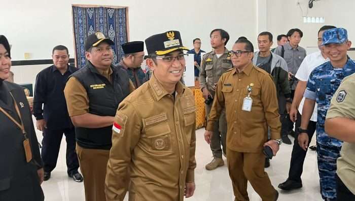 Wali kota Balikpapan Rahmad Mas'ud bersama Forkopimda, Ketua KPU, Bawaslu melakukan peninjauan TPS di Jalan Dahor ll RT 43 Kecamatan Balikpapan Barat, pada hari Selasa (27/11/2024). Foto: BorneoFlash/Niken Sulastri