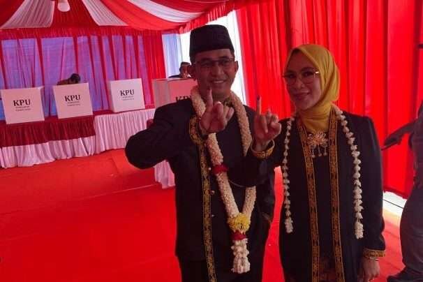 Wali kota Balikpapan, Rahmad Mas'ud bersama istri Nurlena Mas'ud, saat menggunakan hak pilih, di TPS 004 Kelurahan Baru Tengah Kecamatan Balikpapan Barat, pada hari Rabu (27/11/2024). Foto: BorneoFlash/Niken Sulastri
