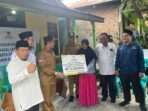 Wali kota Balikpapan Rahmad Mas'ud, menyerahkan renovasi rumah tidak layak huni kepada warga RT 83 Kelurahan Karang Rejo,pada hari Rabu (27/11/2024). Foto: BorneoFlash/Niken Sulastri