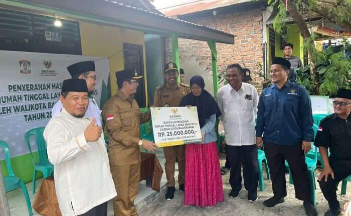 Wali kota Balikpapan Rahmad Mas'ud, menyerahkan renovasi rumah tidak layak huni kepada warga RT 83 Kelurahan Karang Rejo,pada hari Rabu (27/11/2024). Foto: BorneoFlash/Niken Sulastri