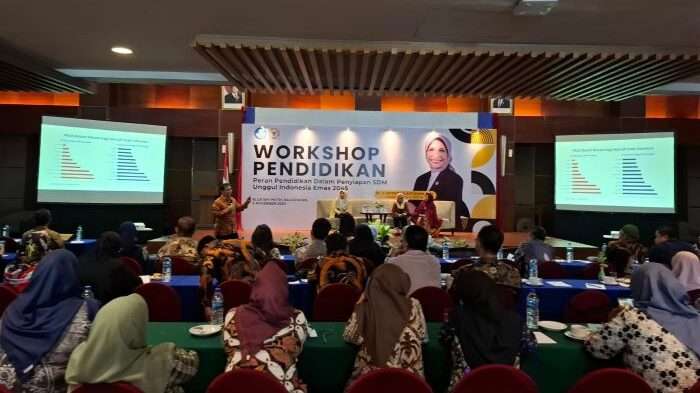 Workshop pendidikan dengan menyasar Kepala Sekolah, Guru dan Komite tingkat SMP dan SMA/SMK Kota Balikpapan, Kegiatan berlangsung di Ballroom Blue Sky Hotel Balikpapan, pada hari Jumat (8/11/2024). Foto: BorneoFlash/Niken Sulastri