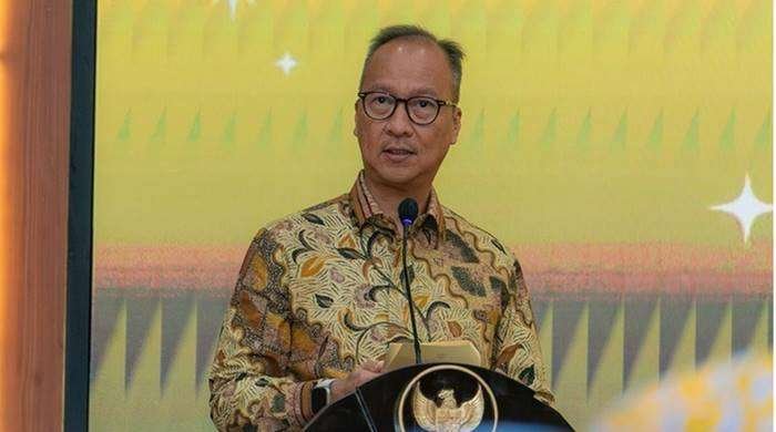 Menteri Perindustrian (Menperin) Agus Gumiwang Kartasasmita menanggapi pertanyaan media terkait pertemuan Menteri Pertanian (Mentan) Andi Amran Sulaiman dengan peternak sapi perah dan industri pengolahan susu yang berlangsung di Jakarta, Senin, (11/11/2024).(DOK. Kemenperin )