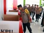 Kapolda Kalimantan Timur, Irjen Pol Drs. Nanang Avianto, M.Si., kunjungi sejumlah TPS di Kabupaten Berau, pada Selasa (26/11/2024). Foto: HO/Humas Polda Kaltim