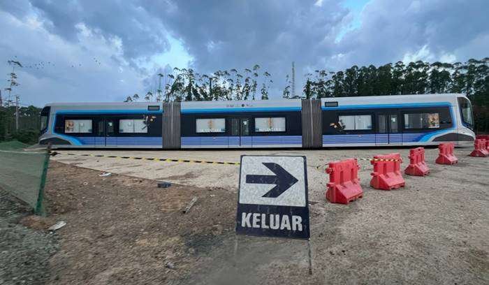 Rolling stock trem buatan CRRC Sifang masih teronggok di Bundaran Jalan Sumbu Kebangsaan Sisi Timur, Ibu Kota Nusantara (IKN), Jumat (8/11/2024).(HILDA B ALEXANDER)
