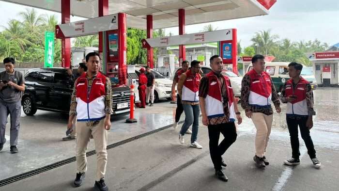 Anggota Komisi XII DPR RI, Syafruddin Tinjau SPBU Pertamina di Jalan MT Haryono Kelurahan Damai, Kecamatan Balikpapan Selatan didampingi Jajaran PT Pertamina Patra Niaga. Foto: BorneoFlash/Niken Sulastri