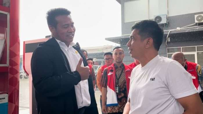 Anggota Komisi XII DPR RI, Syafruddin menanyakan langsung kepada konsumen terkait antrean BBM yang terjadi. Foto: BorneoFlash/Niken Sulastri