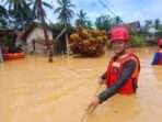 Petugas BPBD PPU mengevakuasi warga Sepaku menggunakan perahu. Banjir di wilayah penyangga IKN ini melanda 2 kampung dengan korban terdampak 682 jiwa, pada Jumat, 29 November 2024. FOTO: ISTIMEWA