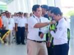 CEO Angkasa Pura Kantor Regional VI, Handi Herydhitiawan, secara simbolis memasangkan rompi kepada petugas yang akan bertugas di Posko Terpadu Nataru di area Terminal Keberangkatan Bandara SAMS Sepinggan Balikpapan, Rabu (18/12/2024). Foto: BorneoFlash/Ist