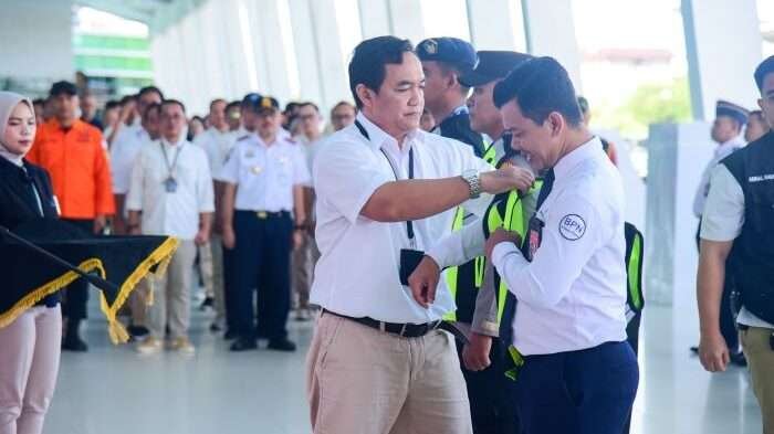 CEO Angkasa Pura Kantor Regional VI, Handi Herydhitiawan, secara simbolis memasangkan rompi kepada petugas yang akan bertugas di Posko Terpadu Nataru di area Terminal Keberangkatan Bandara SAMS Sepinggan Balikpapan, Rabu (18/12/2024). Foto: BorneoFlash/Ist