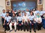 Danlanud Dhomber, Kolonel Pnb Fata Patria didampingi Para Pejabat Umum Lanud Dhomber bersama awak media Kota Balikpapan dalam kegiatan Coffee Morning, di Ruang Briefing Lanud Dhomber, pada hari Senin (16/12/2024). Foto: BorneoFlash/Ist