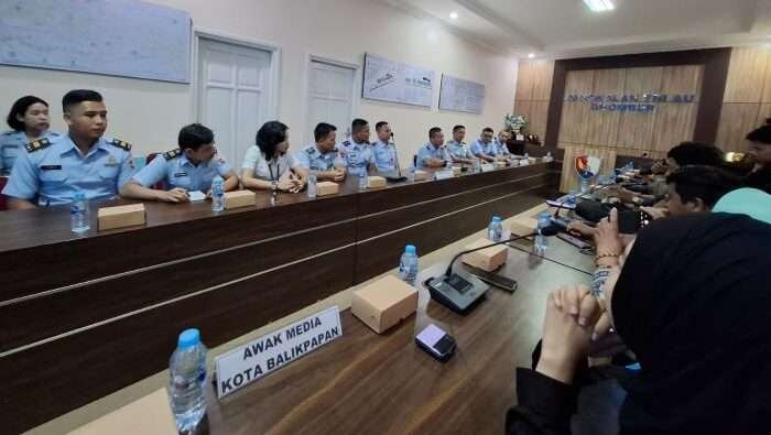 Danlanud Dhomber, Kolonel Pnb Fata Patria mengundang awak media Kota Balikpapan dalam kegiatan Coffee Morning, di Ruang Briefing Lanud Dhomber, pada hari Senin (16/12/2024). Foto: BorneoFlash/Niken Sulastri