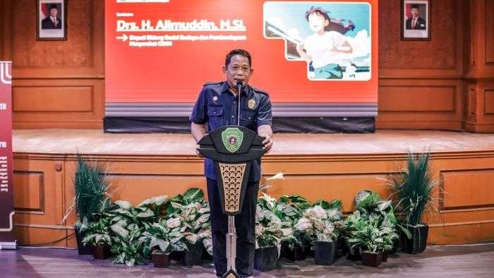 Deputi Bidang Sosial Budaya dan Pemberdayaan Masyarakat OIKN Drs. H. Alimuddin, M.Si saat membuka Workshop Komunitas Pemuda & Pemuda Olahraga, di Gedung Bupati Penajam Paser Utara, Kalimantan Timur, pada Jumat (6/12/2024). Foto: BorneoFlash/Irwan A