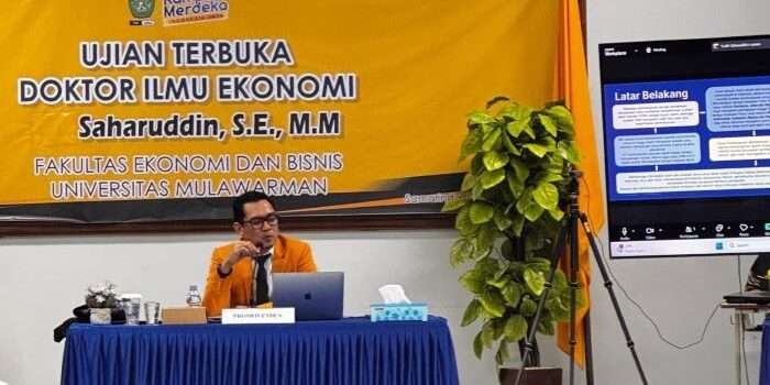 Direktur Utama Perumda Tirta Manuntung Balikpapan (PTMB), Dr. Saharuddin saat mengikuti sidang promosi Doktor di Universitas Mulawarman, pada hari ini Kamis (5/12/2024). Foto: BorneoFlash/Ist