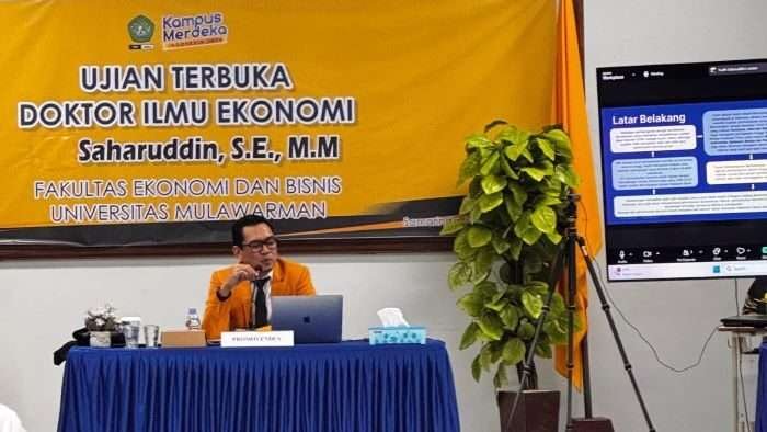 Direktur Utama Perumda Tirta Manuntung Balikpapan (PTMB), Dr. Saharuddin saat mengikuti sidang promosi Doktor di Universitas Mulawarman, pada hari ini Kamis (5/12/2024). Foto: BorneoFlash/Ist