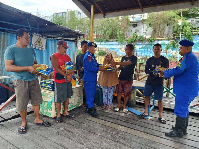 Ditpolairud Polda Kalimantan Timur menggelar kegiatan edukasi dan penyaluran bantuan kepada Kelompok Usaha Bersama (KUB) Nelayan Damai Bersama di Kelurahan Damai, Balikpapan, Kamis (19/12/2024). Foto: Humas Polda Kaltim