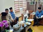 Donatur yang juga merasa sebagai korban melapor ke kantor Kementerian Agama (Kemenag) Balikpapan, Jumat (29/11/2024). Foto: IST/Balpos/Moeso