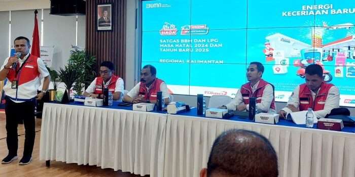 Executive General Manager (EGM) PT Pertamina Patra Niaga Regional Kalimantan Alexander Susilo bersama jajaran saat press conference yang dilaksanakan di Kantor PT Pertamina Patra Niaga Regional Kalimantan di Balikpapan, pada Senin (16/12/2024). Foto: BorneoFlash/Niken Sulastri