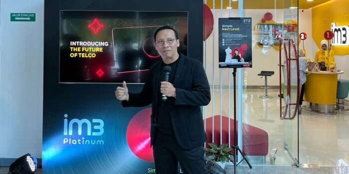 Head of Region Kalimantan Indosat Ooredoo Hutchison, Sugiyanto saat meluncurkan IM3 Platinum di Gerai IM3 Balikpapan, pada hari Jumat (6/12/2024). Foto: BorneoFlash/Niken Sulastri