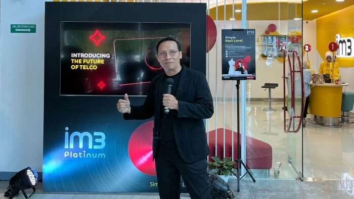 Head of Region Kalimantan Indosat Ooredoo Hutchison, Sugiyanto saat meluncurkan IM3 Platinum di Gerai IM3 Balikpapan, pada hari Jumat (6/12/2024). Foto: BorneoFlash/Niken Sulastri