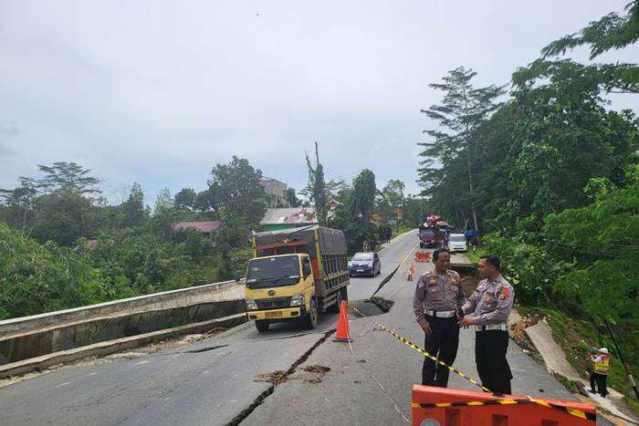 Jalan menuju Ibu Kota Nusantara (IKN) terbelah dan longsor. Longsor terjadi sejak Minggu (22/12/2024). Foto: BPJN Kaltim