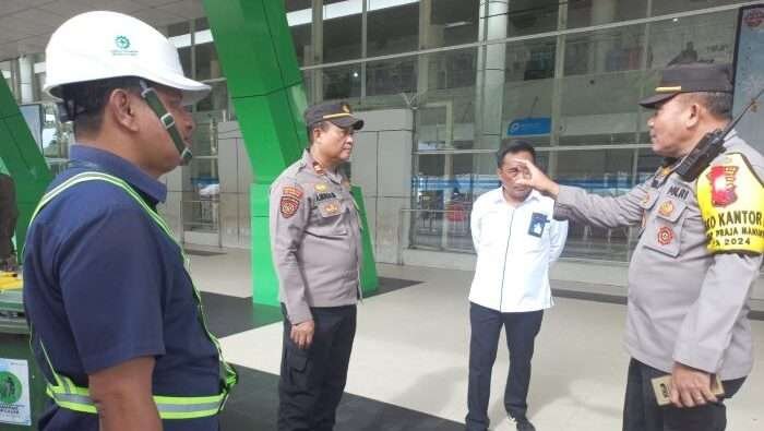 Jelang perayaan Natal dan Tahun Baru 2025 Petugas gabungan aktif memberikan pelayanan kepada para calon penumpang di Pelabuhan Semayang Balikpapan. Foto: HO/Humas Polda Kaltim