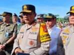 Kapolda Kaltim, Irjen Pol Nanang Avianto didampingi Wakapolda Kaltim, Brigjen Pol Dr. H. M. Sabilul Alif,bersama Forkopimda usai memimpin apel gelar pasukan di Balikpapan Sport Convention Center (BSCC)/DOME, pada hari Jumat (20/12/2024). Foto: BorneoFlash/Niken Sulastri