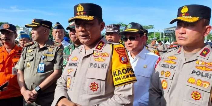 Kapolda Kaltim, Irjen Pol Nanang Avianto didampingi Wakapolda Kaltim, Brigjen Pol Dr. H. M. Sabilul Alif,bersama Forkopimda usai memimpin apel gelar pasukan di Balikpapan Sport Convention Center (BSCC)/DOME, pada hari Jumat (20/12/2024). Foto: BorneoFlash