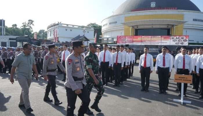 Kapolda Kaltim, Irjen Pol Nanang Avianto Mengecek pasukan di Balikpapan Sport Convention Center (BSCC)/DOME, pada hari Jumat (20/12/2024). Foto: BorneoFlash/Niken Sulastri