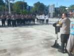 Kapolresta Balikpapan, Kombes Pol Anton Firmanto, SH, SIK, MSi. Pimpin Langsung Apel Menjelang perayaan Nataru di halaman Markas Polresta diikuti oleh seluruh jajaran personel, termasuk perwira yang terlibat dalam persiapan Operasi Lilin 2024, Rabu (18/12/2024). Foto: HO/Humas Polda Kaltim