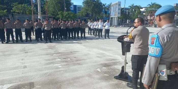 Kapolresta Balikpapan, Kombes Pol Anton Firmanto, SH, SIK, MSi. Pimpin Langsung Apel Menjelang perayaan Nataru di halaman Markas Polresta diikuti oleh seluruh jajaran personel, termasuk perwira yang terlibat dalam persiapan Operasi Lilin 2024, Rabu (18/12