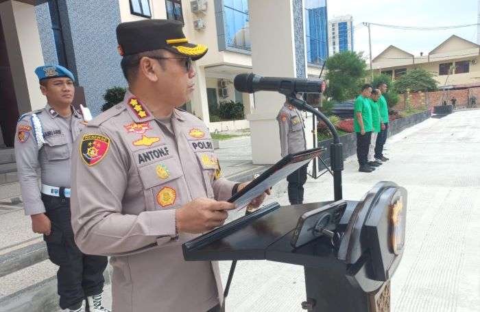 Kapolresta Balikpapan, Kombes Pol Anton Firmanto, SH, SIK, MSi, memimpin langsung apel pagi mingguan yang digelar di halaman Mapolresta Balikpapan, Senin (9/12/2024). Foto: HO/Humas Polda kaltim