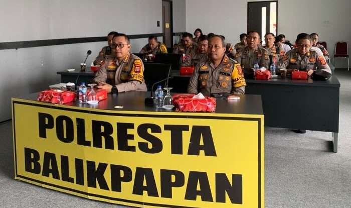 Kapolresta Balikpapan KBP Anton Firmanto, SH, S.I.K., M.Si., bersama Waka Polresta Balikpapan, AKBP Hendrik EB, SH, S.I.K., beserta pejabat utama dan tim Satgas Ops Lilin Mahakam tingkat Polresta, mengikuti Rapat Koordinasi (Rakor) via Zoom yang dipimpin langsung oleh Kapolri pada Senin (16/12/2024). Foto: HO/Humas Polda Kaltim