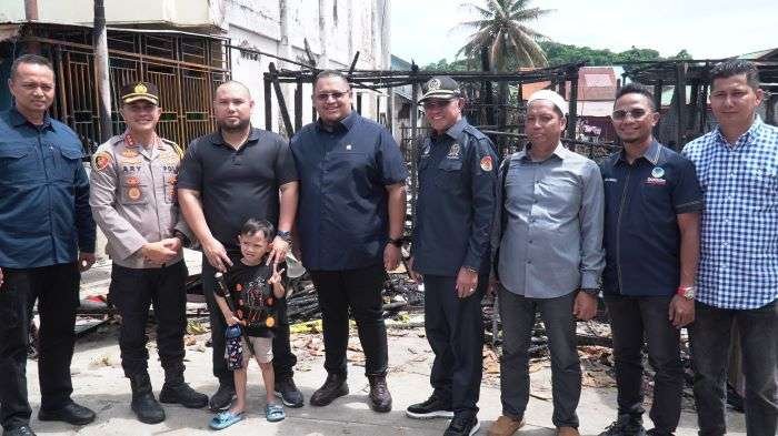 Kapolresta Samarinda, Kombes Pol Dr. Ary Fadli, S.I.K., M.H., M.Si., bersama anggota DPR RI, Nabil Husein, meninjau langsung lokasi kebakaran yang melanda lima rumah di Jalan Kurnia Makmur RT 15, Kelurahan Harapan Baru, Kecamatan Loa Janan Ilir, pada Selasa (17/12/2024). Foto: HO/Humas Polda Kaltim