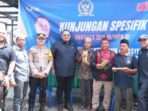 Kapolresta Samarinda, Kombes Pol Dr. Ary Fadli, S.I.K., M.H., M.Si., bersama anggota DPR RI, Nabil Husein, meninjau langsung lokasi kebakaran yang melanda lima rumah di Jalan Kurnia Makmur RT 15, Kelurahan Harapan Baru, Kecamatan Loa Janan Ilir, pada Selasa (17/12/2024). Foto: HO/Humas Polda Kaltim