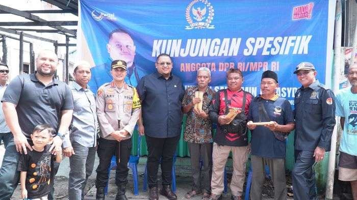 Kapolresta Samarinda, Kombes Pol Dr. Ary Fadli, S.I.K., M.H., M.Si., bersama anggota DPR RI, Nabil Husein Kapolresta Samarinda, Kombes Pol Dr. Ary Fadli, S.I.K., M.H., M.Si., bersama anggota DPR RI, Nabil Husein, meninjau langsung lokasi kebakaran yang melanda lima rumah di Jalan Kurnia Makmur RT 15, Kelurahan Harapan Baru, Kecamatan Loa Janan Ilir, pada Selasa (17/12/2024). Foto: HO/Humas Polda Kaltim