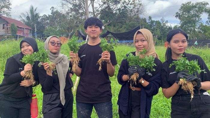 Kegiatan Aksi Sobat Bumi yang berupa dua kegiatan utama, yakni Aksi Tanam Pohon dan Aksi Tuntaskan Sampah, pada Minggu (22/12/2024). Foto: HO/PHI