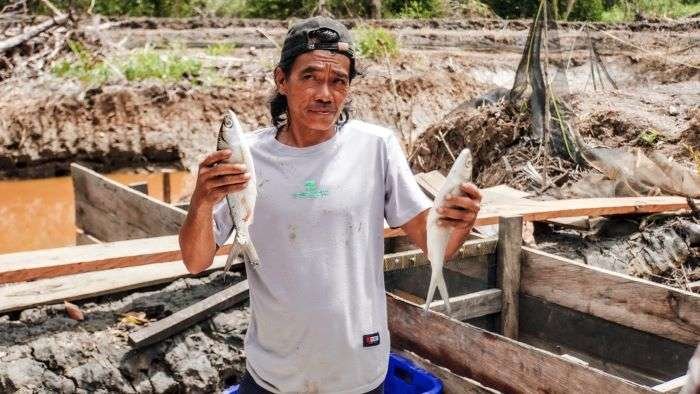 Kelompok nelayan menunjukkan ikan bandeng hasil panen di kawasan konservasi mangrove di desa Labangka. Foto: BorneoFlash/Irwan