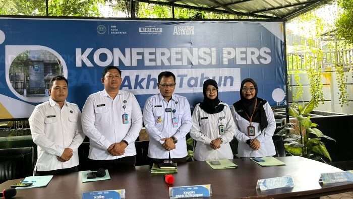 Kepala BNN Kota Balikpapan, Kombes Pol BNN Kota Balikpapan, Bonifasio Rio Rahadianto, S.I.K (Tengah) saat Konferensi Pers, di Kantor BNN Kota Balikpapan, pada hari Senin (23/12/2024). Foto: BorneoFlash/Niken Sulastri