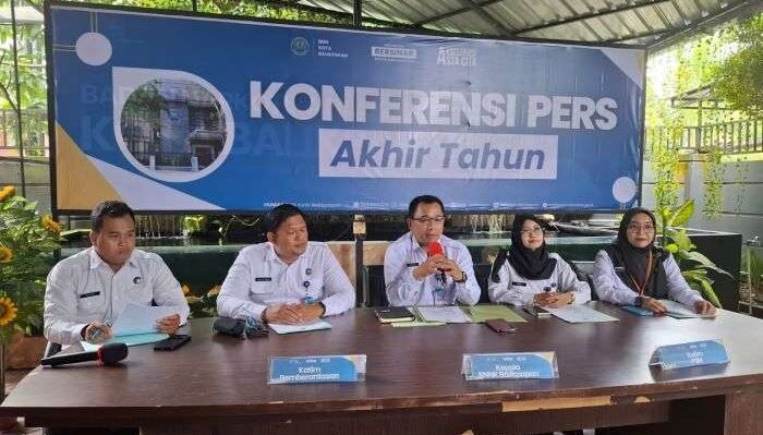 Kepala BNN Kota Balikpapan, Kombes Pol Bonifasio Rio Rahadianto, S.I.K (Tengah) saat Konferensi Pers, di Kantor BNN Kota Balikpapan, pada hari Senin (23/12/2024). Foto: BorneoFlash/Niken Sulastri