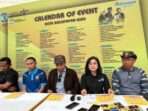 Kepala DPOP Kota Balikpapan, Ratih Kusuma didampingi Forkopimda dan Kepala Seksi Industri/ Adiyatama Kepariwisataan dan Ekonomi Kreatif Ahli Muda Dinas Pariwisata Provinsi Kaltim, Imam Rusdi Hidayat saat konferensi pers di Pantai Manggar Segara Sari, pada hari Minggu (15/12/2024). Foto: BorneoFlash/Niken Sulastri