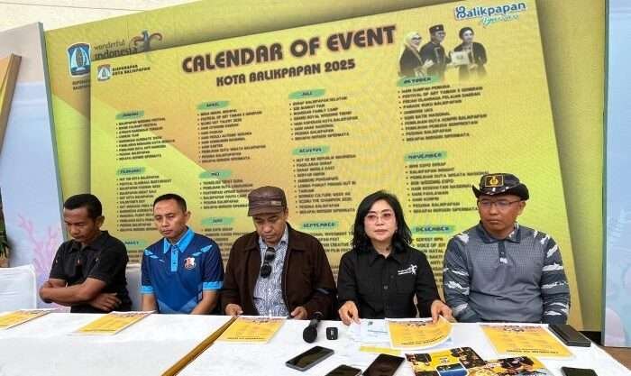 Kepala DPOP Kota Balikpapan, Ratih Kusuma didampingi Forkopimda dan Kepala Seksi Industri/ Adiyatama Kepariwisataan dan Ekonomi Kreatif Ahli Muda Dinas Pariwisata Provinsi Kaltim, Imam Rusdi Hidayat saat konferensi pers di Pantai Manggar Segara Sari, pada hari Minggu (15/12/2024). Foto: BorneoFlash/Niken Sulastri
