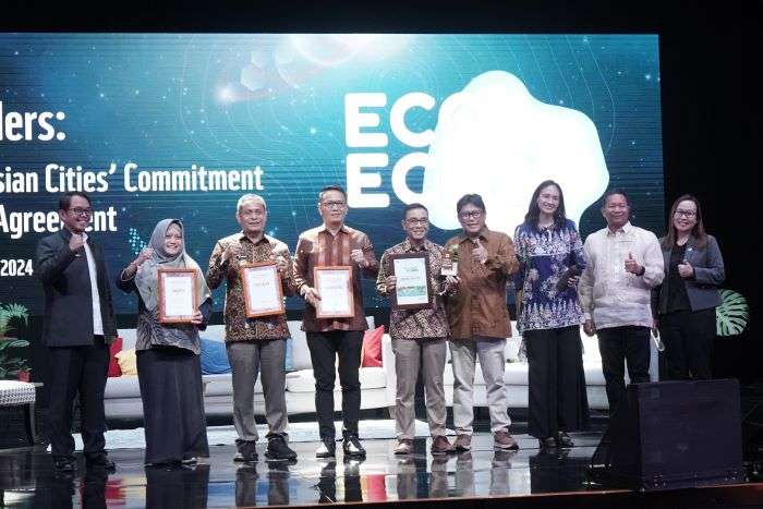 Kepala Dinas Lingkungan Hidup Kota Balikpapan, Sudirman Djayaleksana saat menerima penghargaan dalam ajang One Planet City Challenge, di Ciputra Artpreneur Theatre, di Jakarta, Kamis (5/12/2024). Foto: BorneoFlash/Ist