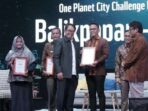 Kepala Dinas Lingkungan Hidup Kota Balikpapan, Sudirman Djayaleksana saat menerima penghargaan dalam ajang One Planet City Challenge, di Ciputra Artpreneur Theatre, di Jakarta, Kamis (5/12/2024). Foto: BorneoFlash/Ist